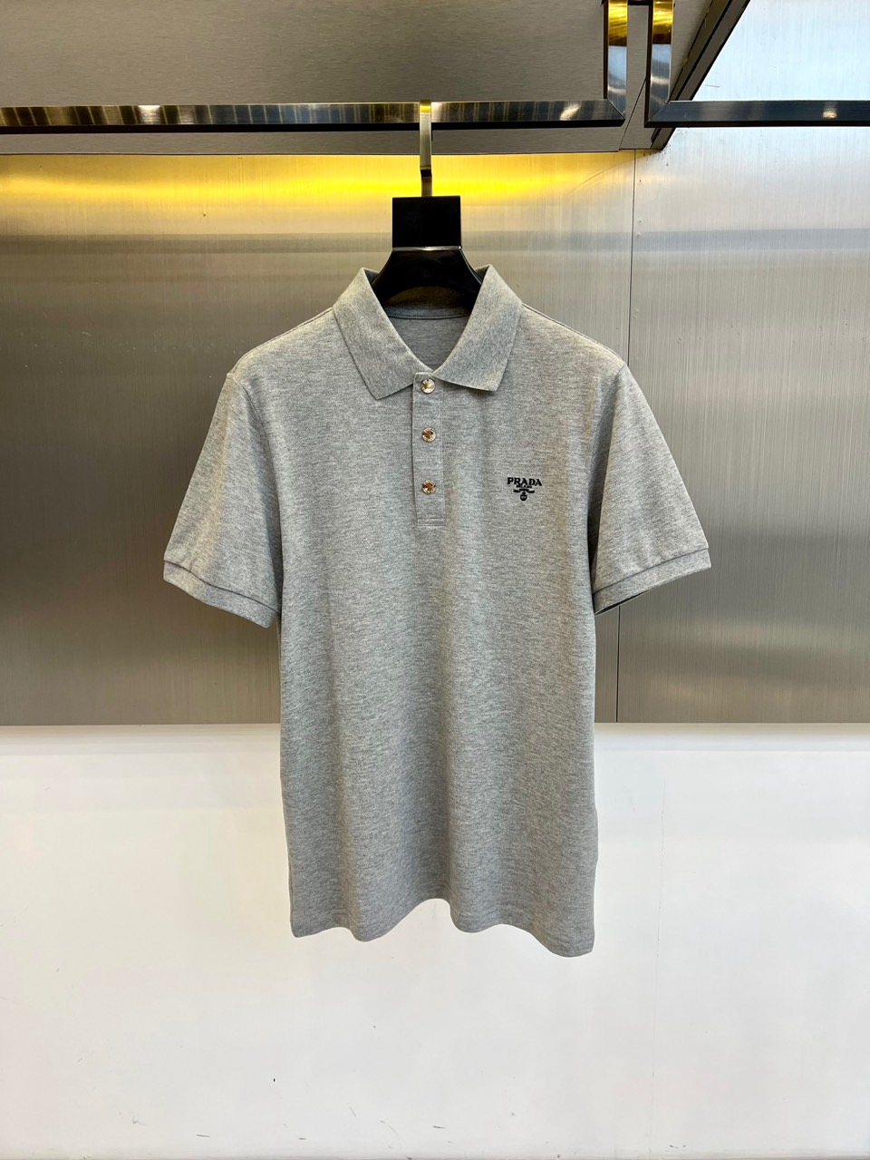 
普拉达、25s新品发售，男士翻领半拉链短袖T恤POLO衫，进口驻地丝光棉短袖T恤，温儒柔软 细腻柔软 