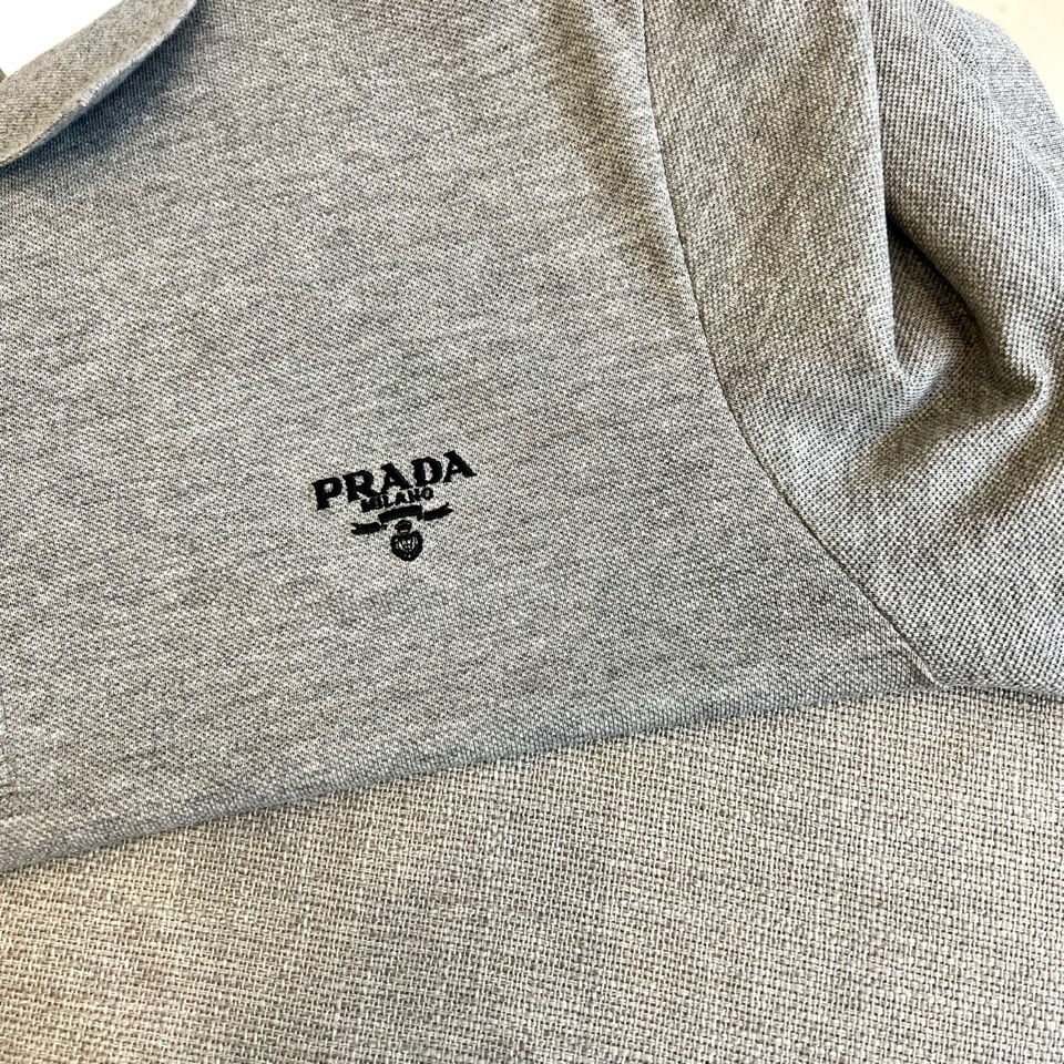 
普拉达、25s新品发售，男士翻领半拉链短袖T恤POLO衫，进口驻地丝光棉短袖T恤，温儒柔软 细腻柔软 