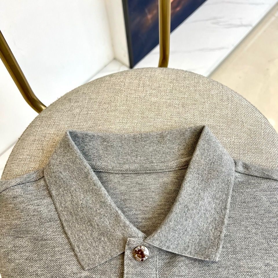 
普拉达、25s新品发售，男士翻领半拉链短袖T恤POLO衫，进口驻地丝光棉短袖T恤，温儒柔软 细腻柔软 