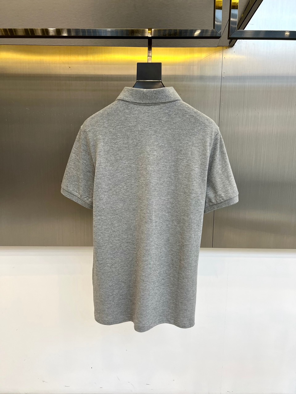 
普拉达、25s新品发售，男士翻领半拉链短袖T恤POLO衫，进口驻地丝光棉短袖T恤，温儒柔软 细腻柔软 