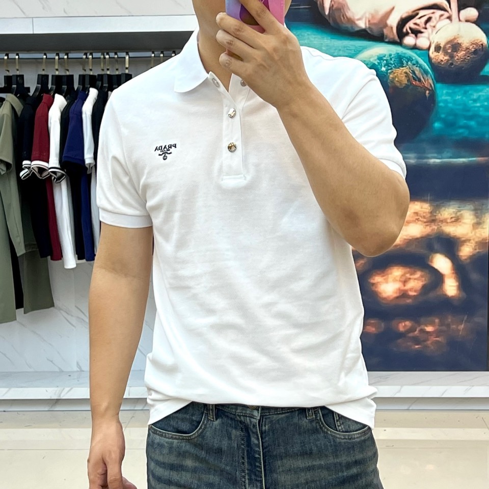 
普拉达、25s新品发售，男士翻领半拉链短袖T恤POLO衫，进口驻地丝光棉短袖T恤，温儒柔软 细腻柔软 
