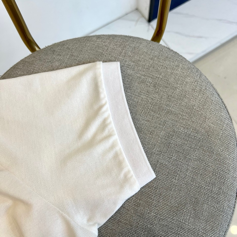 
普拉达、25s新品发售，男士翻领半拉链短袖T恤POLO衫，进口驻地丝光棉短袖T恤，温儒柔软 细腻柔软 