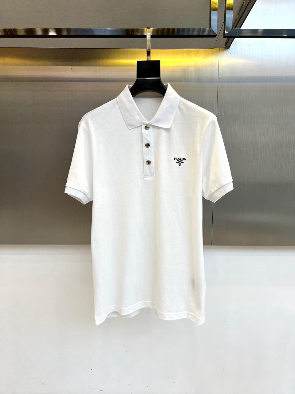 
普拉达、25s新品发售，男士翻领半拉链短袖T恤POLO衫，进口驻地丝光棉短袖T恤，温儒柔软 细腻柔软 