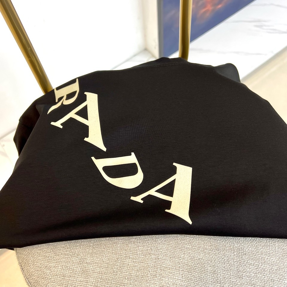 
普拉达、2025春夏新品发售新品短袖T恤。采用进口欧棉面料，温儒柔软 细腻柔软 上身自然是舒适 凉爽，