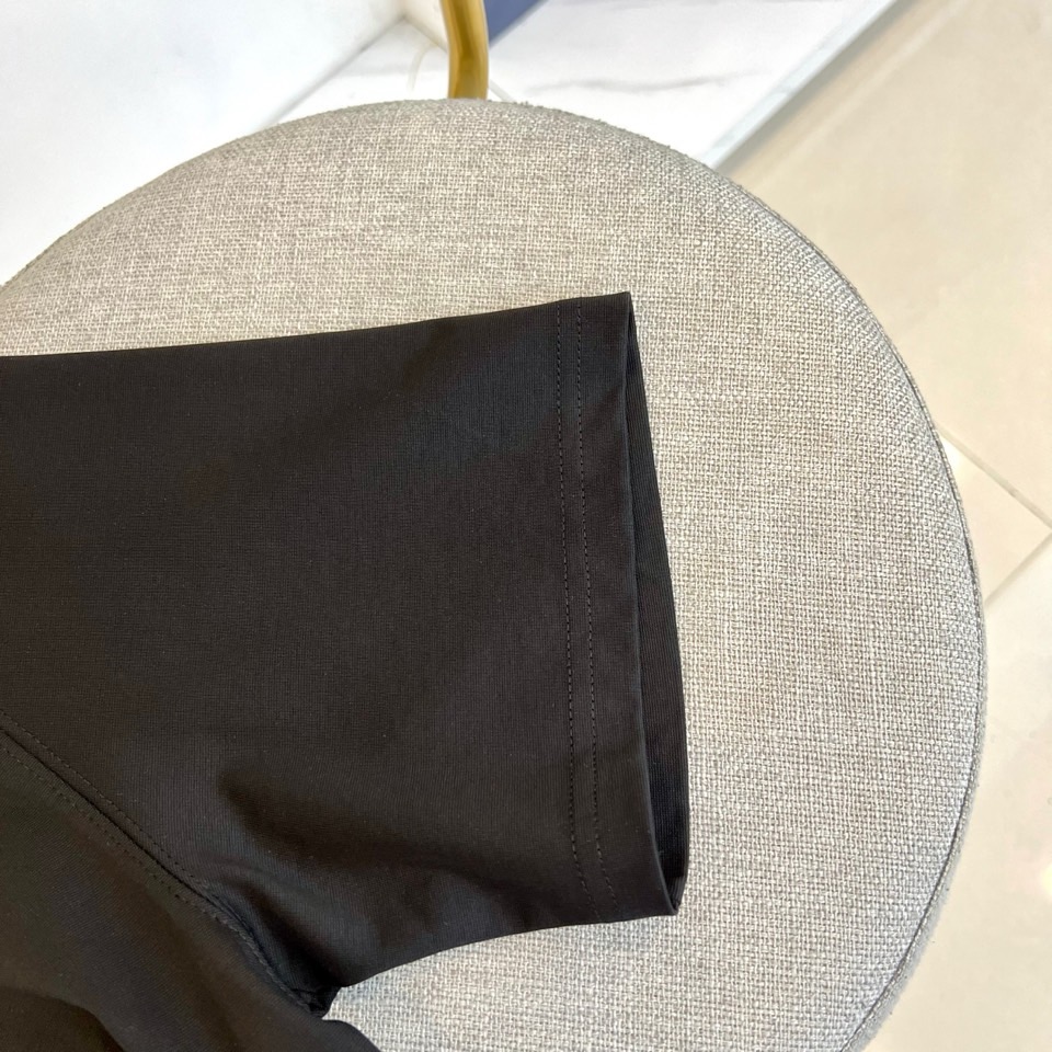 
普拉达、2025春夏新品发售新品短袖T恤。采用进口欧棉面料，温儒柔软 细腻柔软 上身自然是舒适 凉爽，