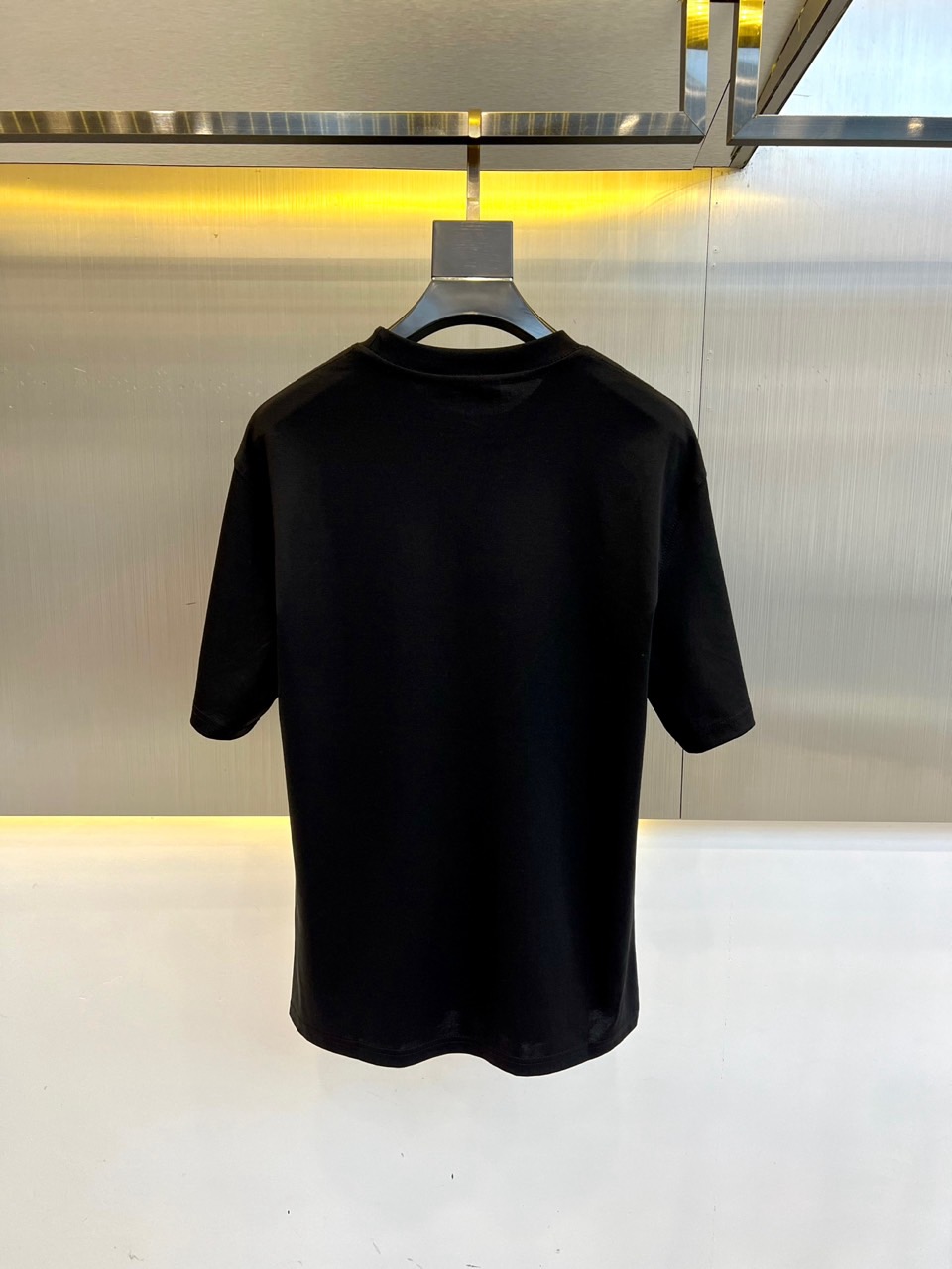 
普拉达、2025春夏新品发售新品短袖T恤。采用进口欧棉面料，温儒柔软 细腻柔软 上身自然是舒适 凉爽，