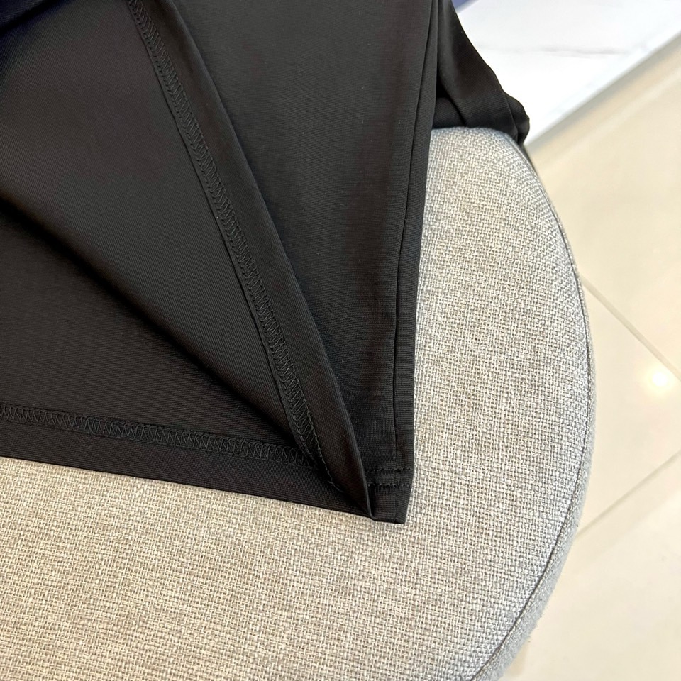 
普拉达、2025春夏新品发售新品短袖T恤。采用进口欧棉面料，温儒柔软 细腻柔软 上身自然是舒适 凉爽，