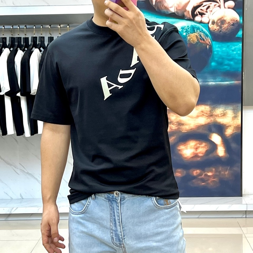 
普拉达、2025春夏新品发售新品短袖T恤。采用进口欧棉面料，温儒柔软 细腻柔软 上身自然是舒适 凉爽，