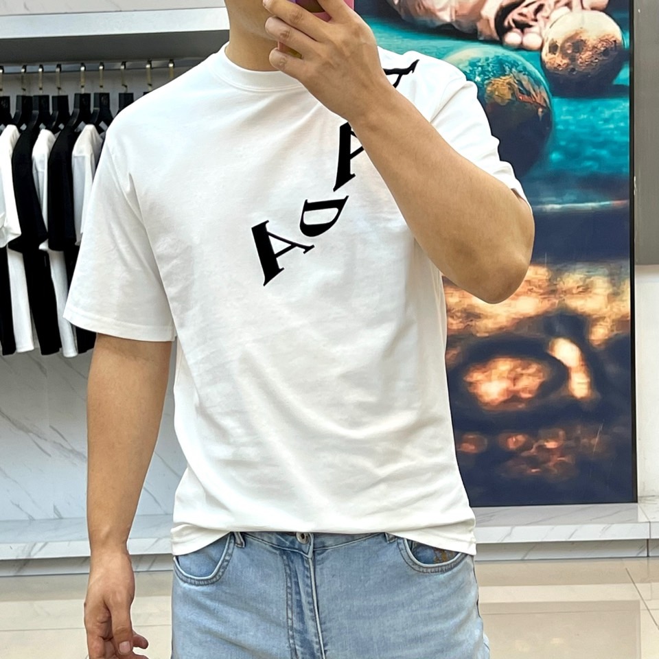 
普拉达、2025春夏新品发售新品短袖T恤。采用进口欧棉面料，温儒柔软 细腻柔软 上身自然是舒适 凉爽，