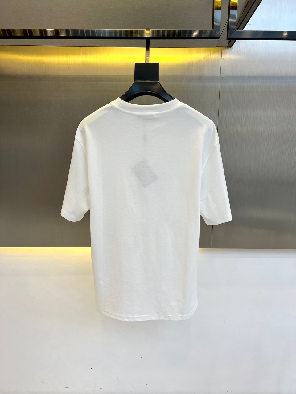 
普拉达、2025春夏新品发售新品短袖T恤。采用进口欧棉面料，温儒柔软 细腻柔软 上身自然是舒适 凉爽，