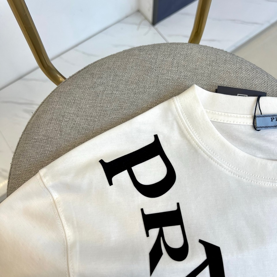 
普拉达、2025春夏新品发售新品短袖T恤。采用进口欧棉面料，温儒柔软 细腻柔软 上身自然是舒适 凉爽，