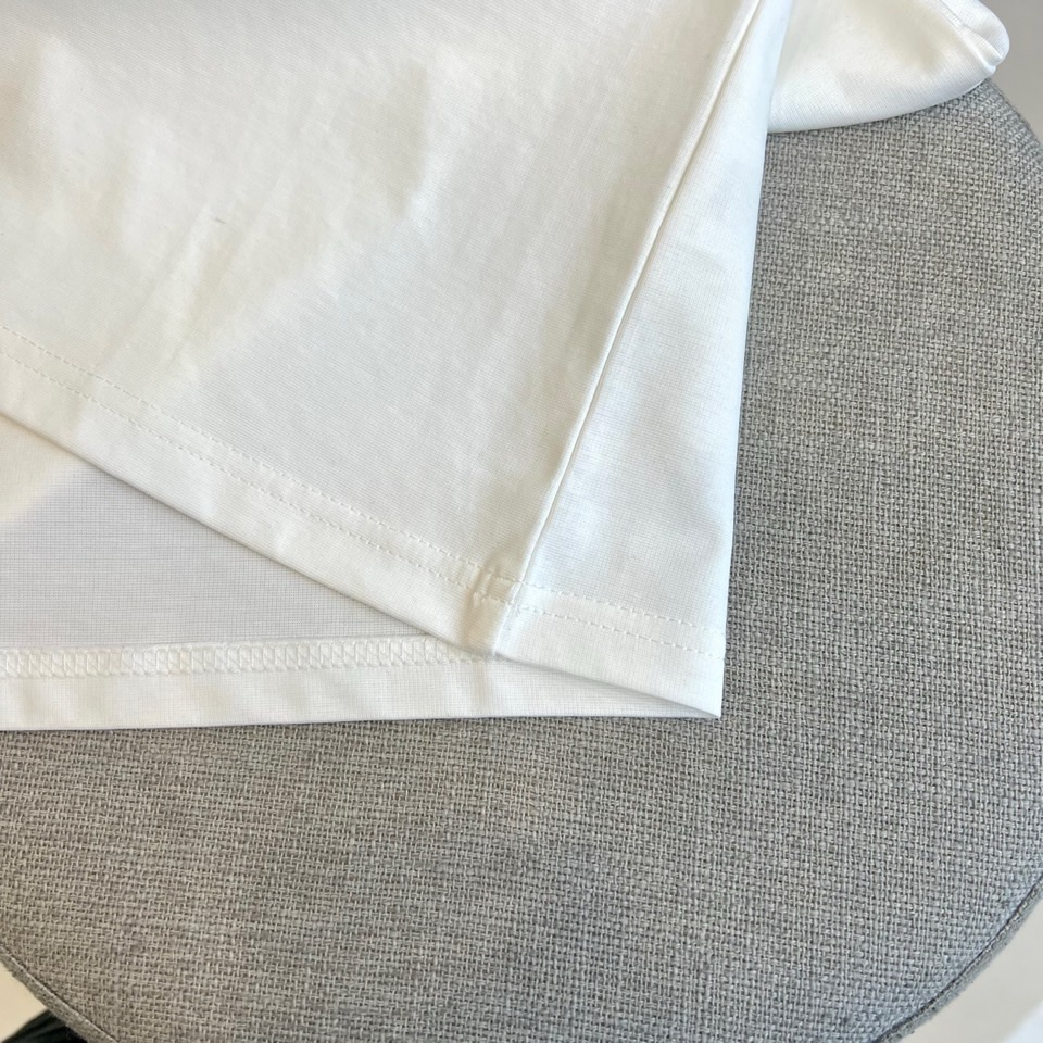 
普拉达、2025春夏新品发售新品短袖T恤。采用进口欧棉面料，温儒柔软 细腻柔软 上身自然是舒适 凉爽，