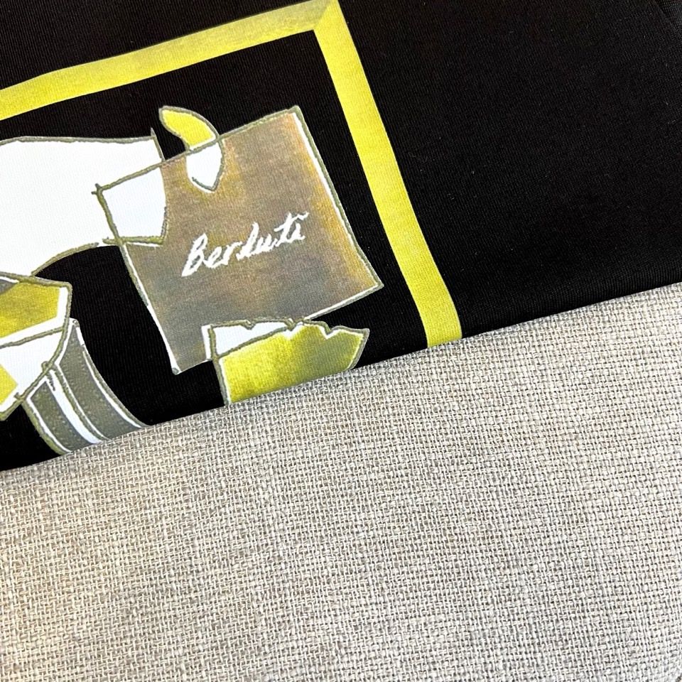 
伯尔鲁帝、2025春夏全新系列单品上线，非常时髦前卫的一款男短袖T恤，三标齐全、醒目的logo图案修饰