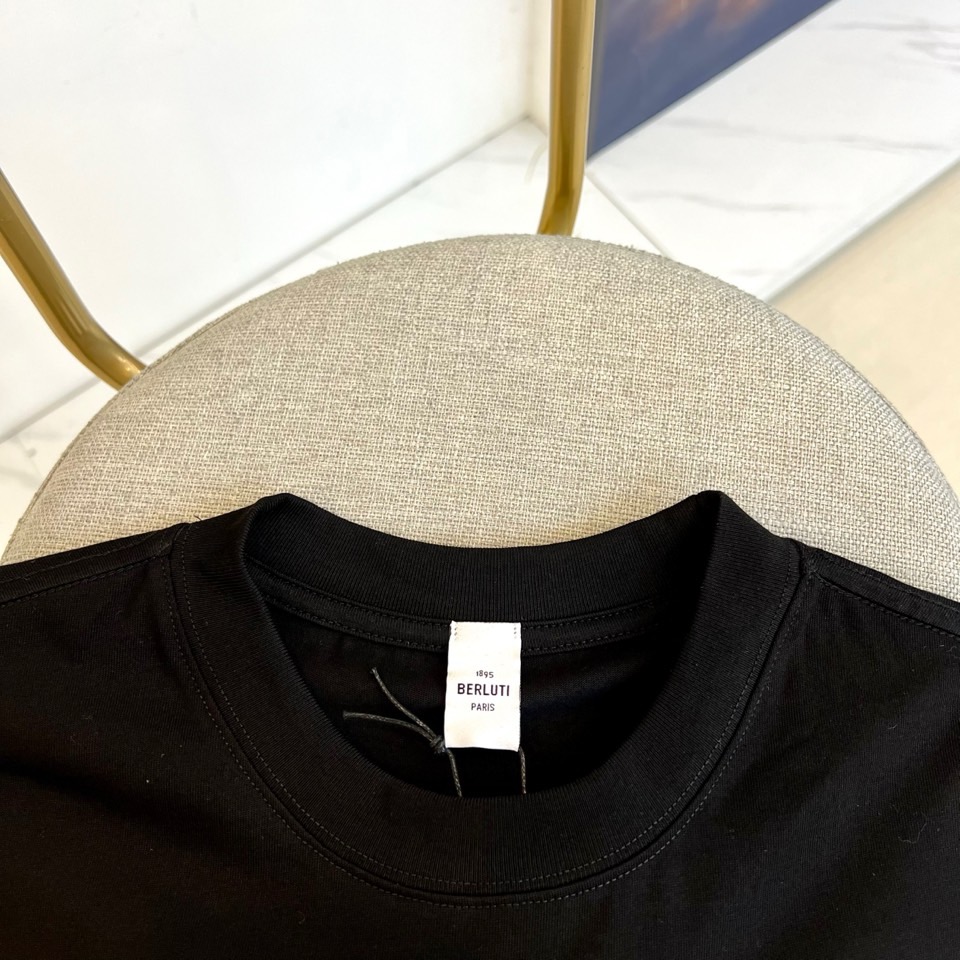 
伯尔鲁帝、2025春夏全新系列单品上线，非常时髦前卫的一款男短袖T恤，三标齐全、醒目的logo图案修饰