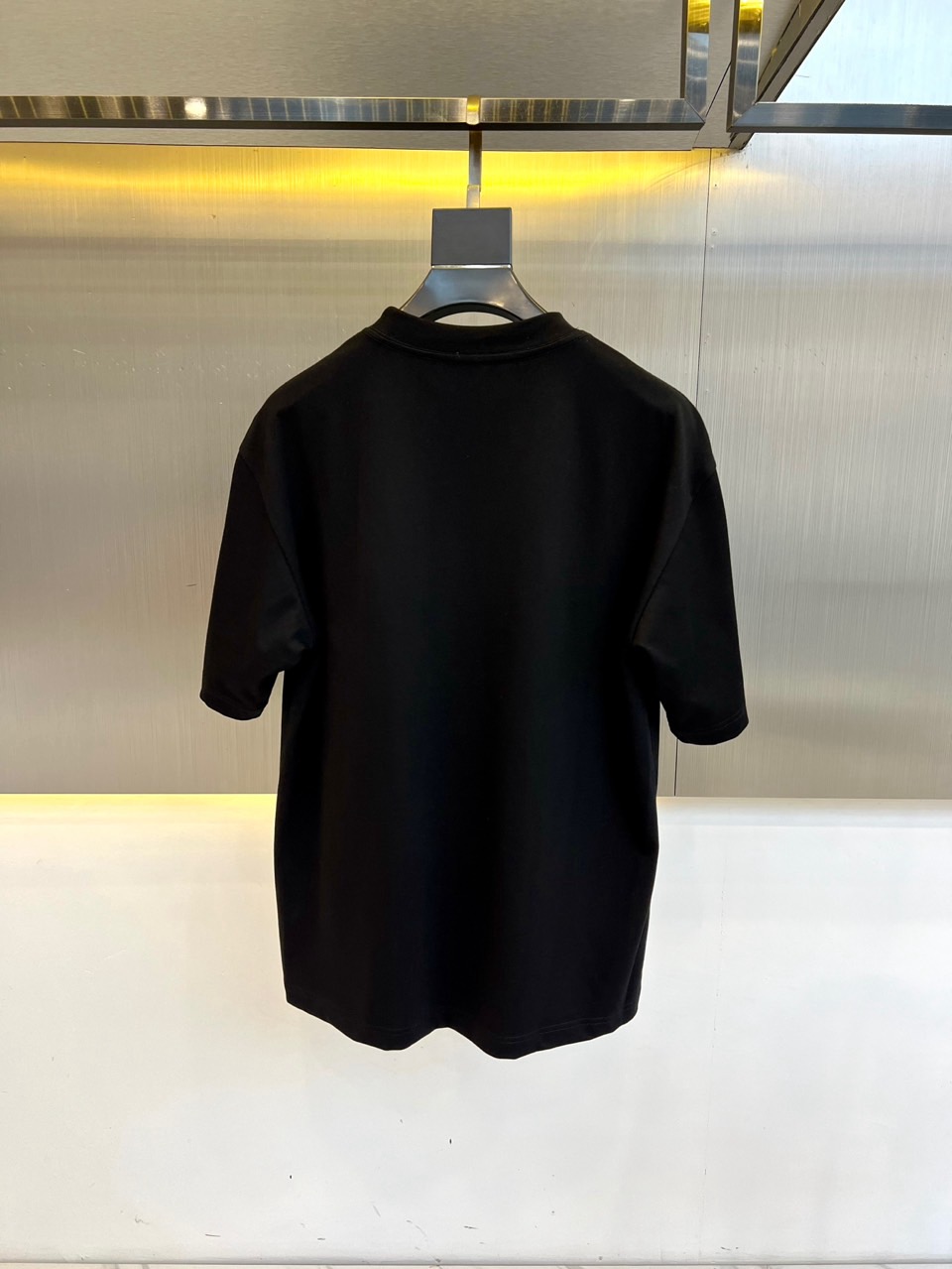 
伯尔鲁帝、2025春夏全新系列单品上线，非常时髦前卫的一款男短袖T恤，三标齐全、醒目的logo图案修饰