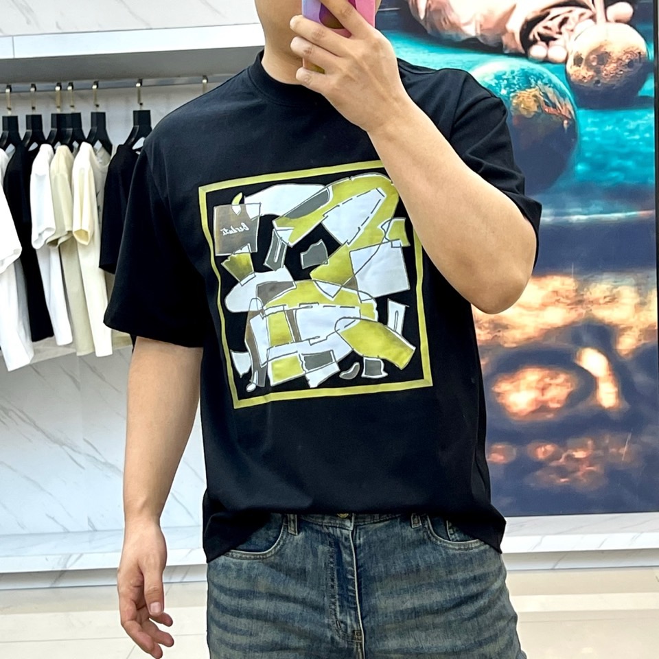 
伯尔鲁帝、2025春夏全新系列单品上线，非常时髦前卫的一款男短袖T恤，三标齐全、醒目的logo图案修饰