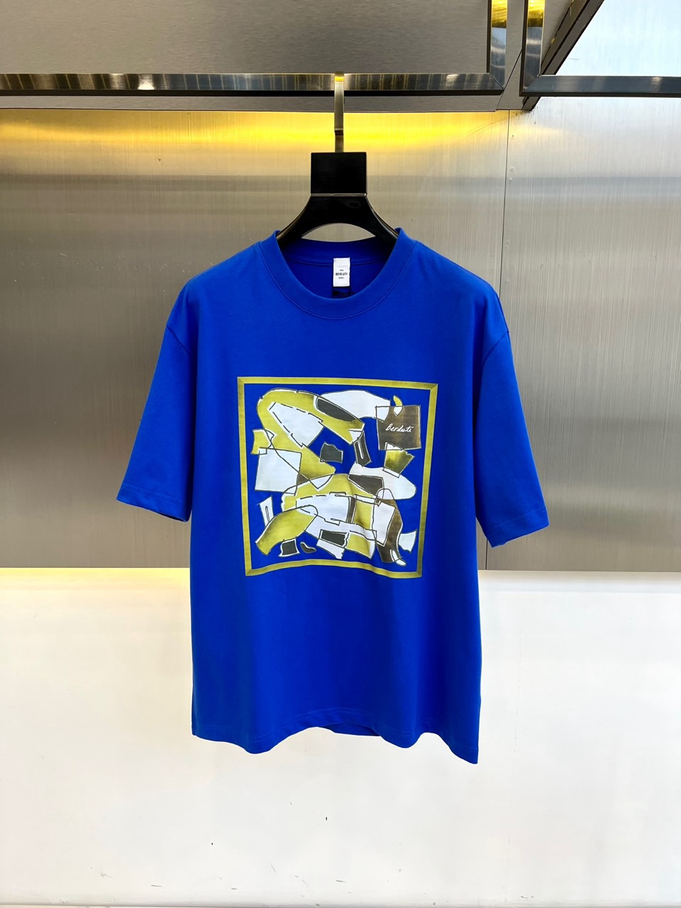 
伯尔鲁帝、2025春夏全新系列单品上线，非常时髦前卫的一款男短袖T恤，三标齐全、醒目的logo图案修饰