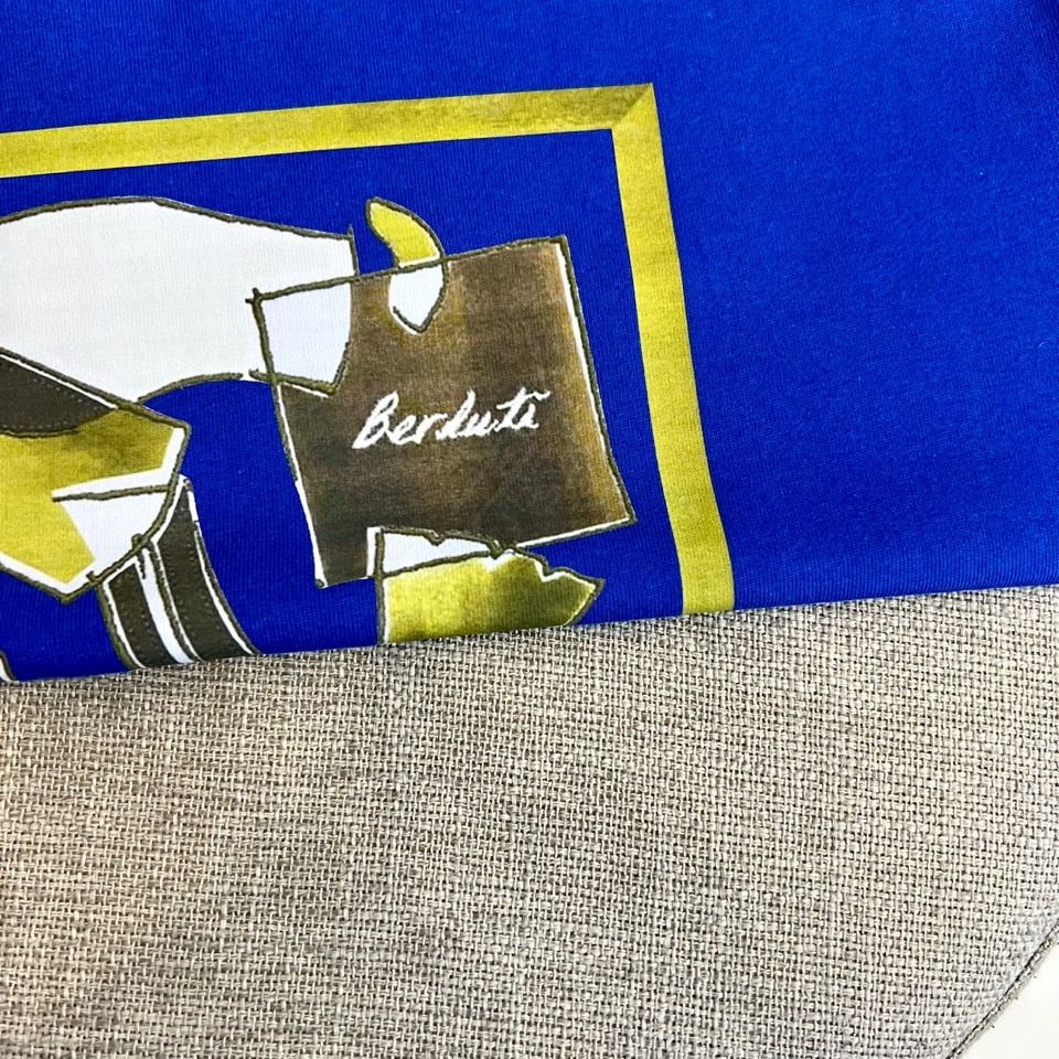 
伯尔鲁帝、2025春夏全新系列单品上线，非常时髦前卫的一款男短袖T恤，三标齐全、醒目的logo图案修饰