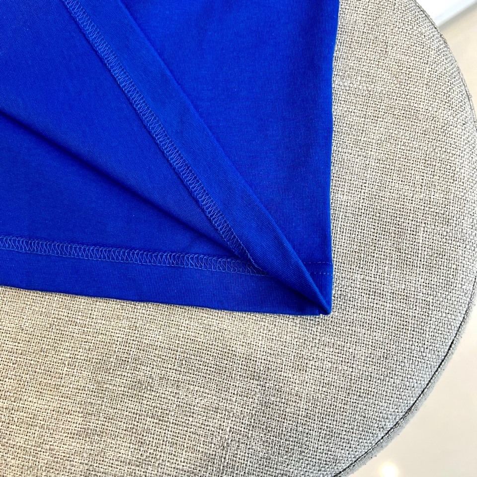 
伯尔鲁帝、2025春夏全新系列单品上线，非常时髦前卫的一款男短袖T恤，三标齐全、醒目的logo图案修饰