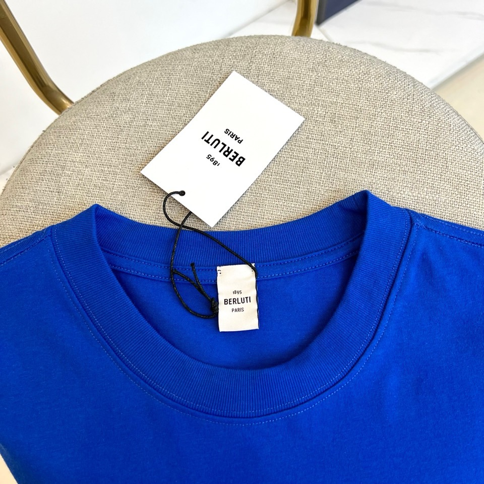 
伯尔鲁帝、2025春夏全新系列单品上线，非常时髦前卫的一款男短袖T恤，三标齐全、醒目的logo图案修饰