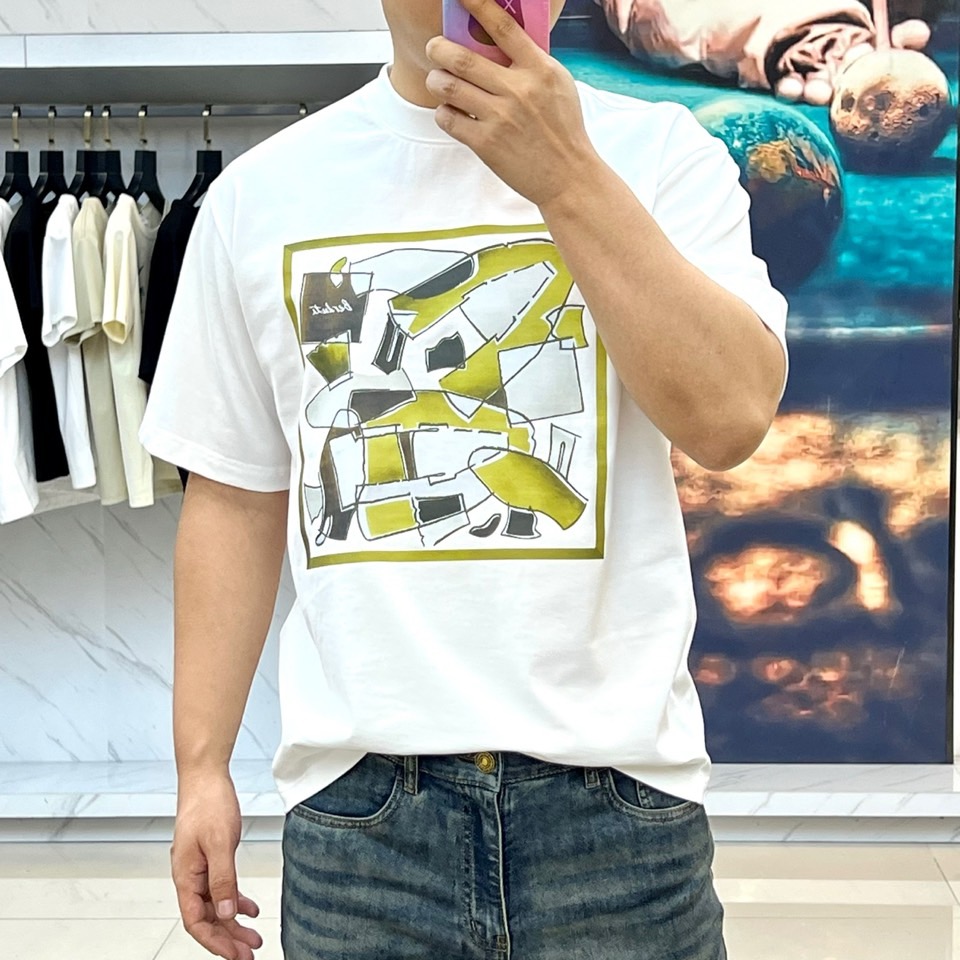 
伯尔鲁帝、2025春夏全新系列单品上线，非常时髦前卫的一款男短袖T恤，三标齐全、醒目的logo图案修饰
