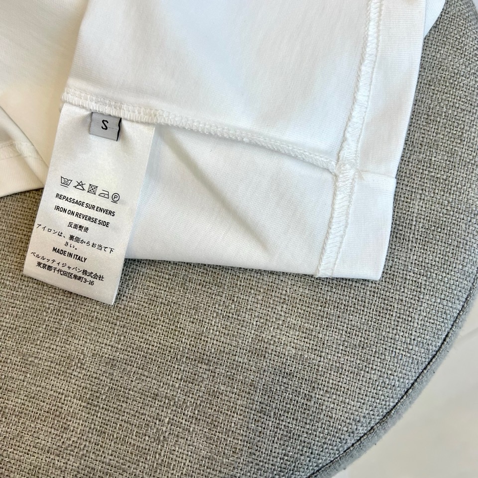 
伯尔鲁帝、2025春夏全新系列单品上线，非常时髦前卫的一款男短袖T恤，三标齐全、醒目的logo图案修饰