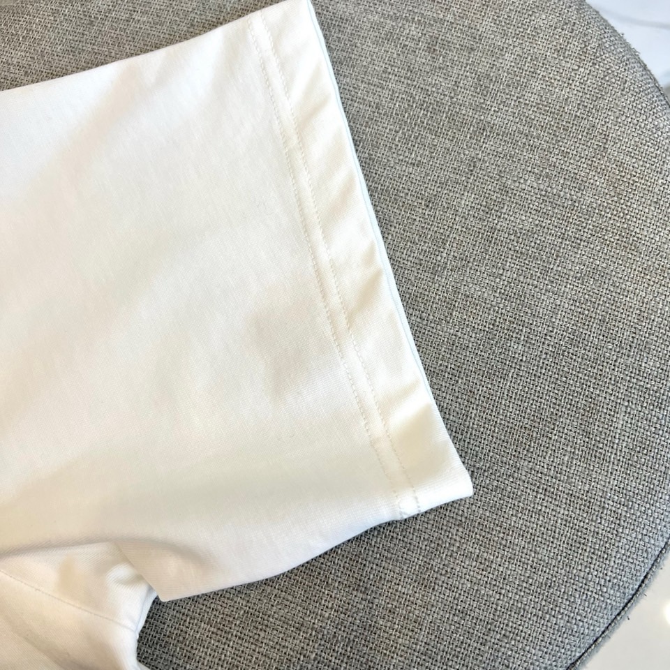 
伯尔鲁帝、2025春夏全新系列单品上线，非常时髦前卫的一款男短袖T恤，三标齐全、醒目的logo图案修饰