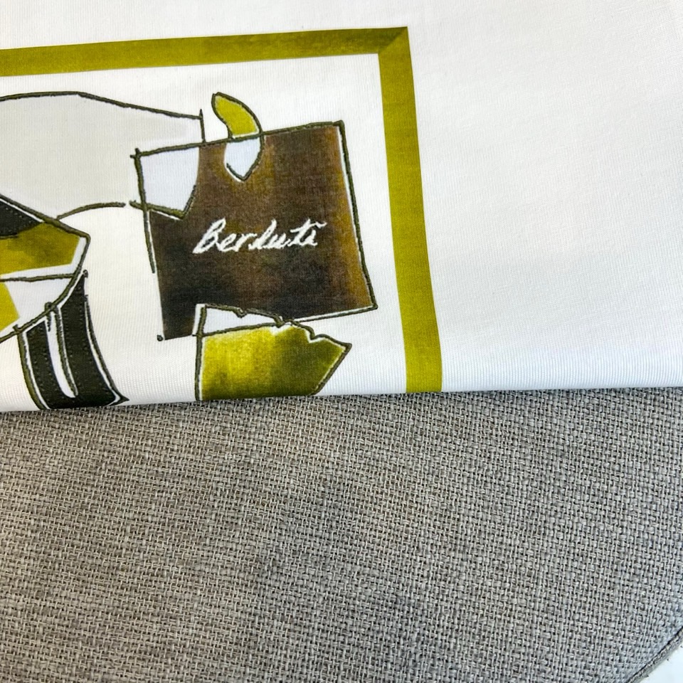 
伯尔鲁帝、2025春夏全新系列单品上线，非常时髦前卫的一款男短袖T恤，三标齐全、醒目的logo图案修饰