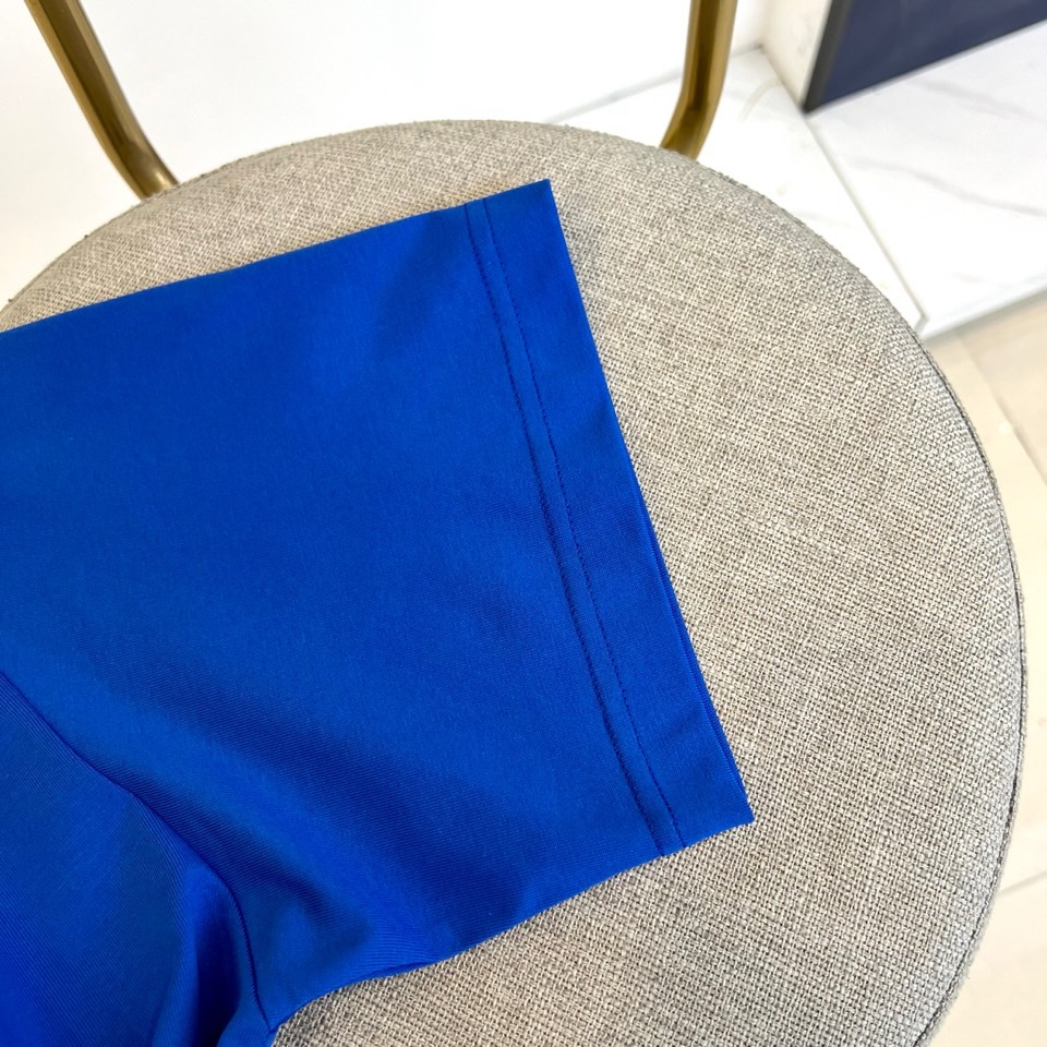 
巴宝莉、2025春夏全新系列单品上线，非常时髦前卫的一款男短袖T恤，三标齐全、醒目的logo图案修饰！