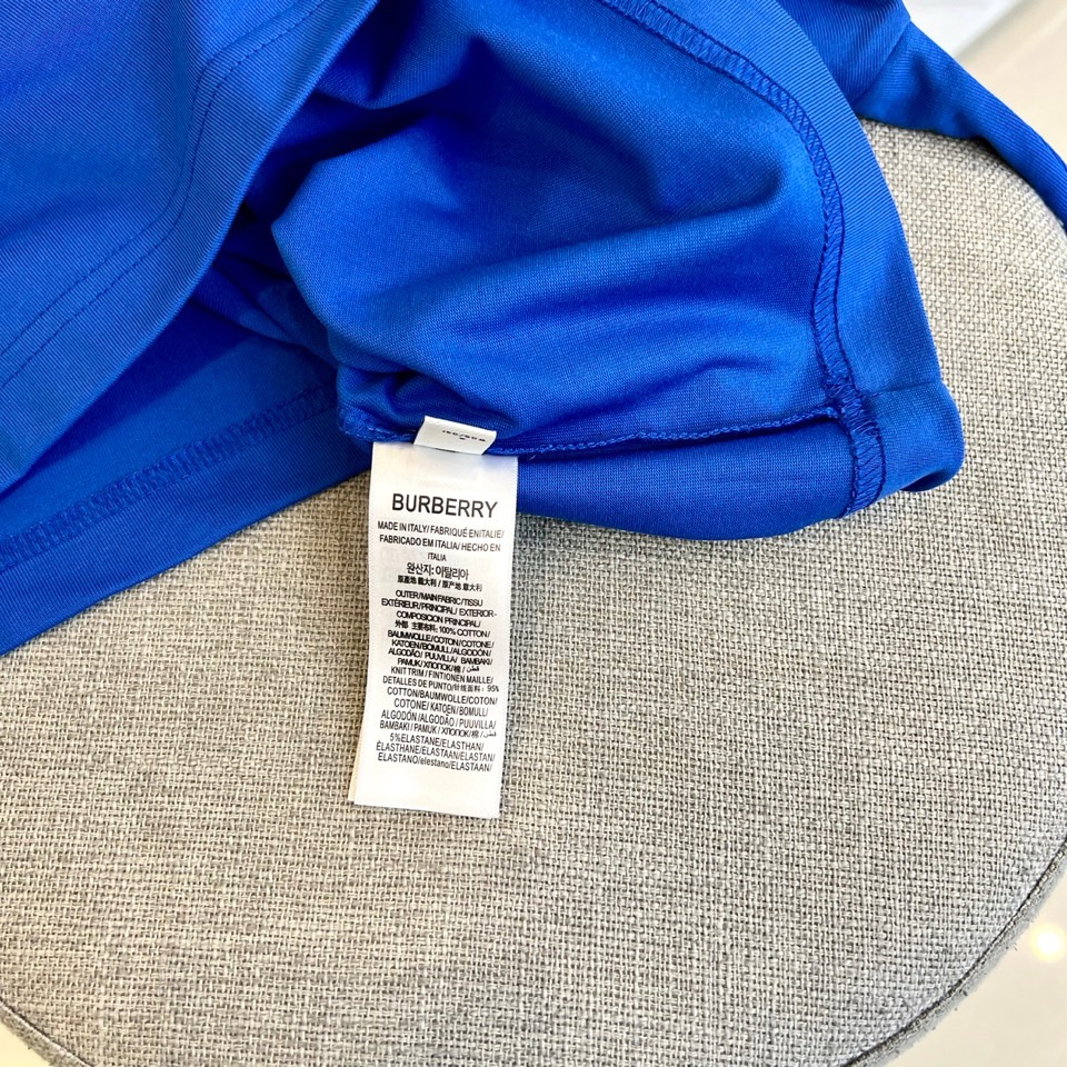 
巴宝莉、2025春夏全新系列单品上线，非常时髦前卫的一款男短袖T恤，三标齐全、醒目的logo图案修饰！