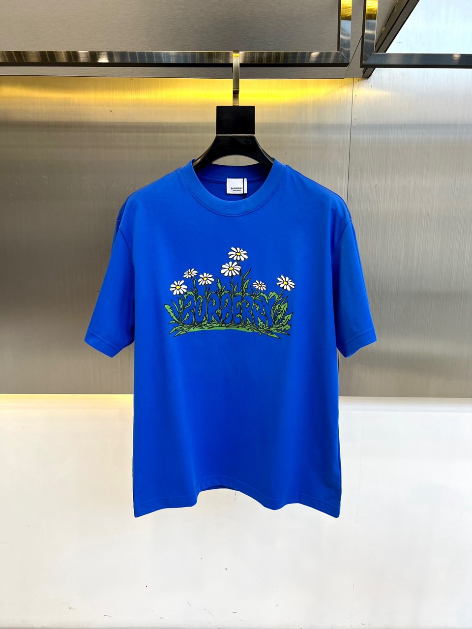 
巴宝莉、2025春夏全新系列单品上线，非常时髦前卫的一款男短袖T恤，三标齐全、醒目的logo图案修饰！