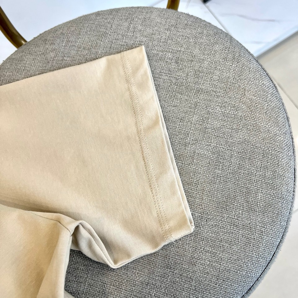 
巴宝莉、2025春夏全新系列单品上线，非常时髦前卫的一款男短袖T恤，三标齐全、醒目的logo图案修饰！