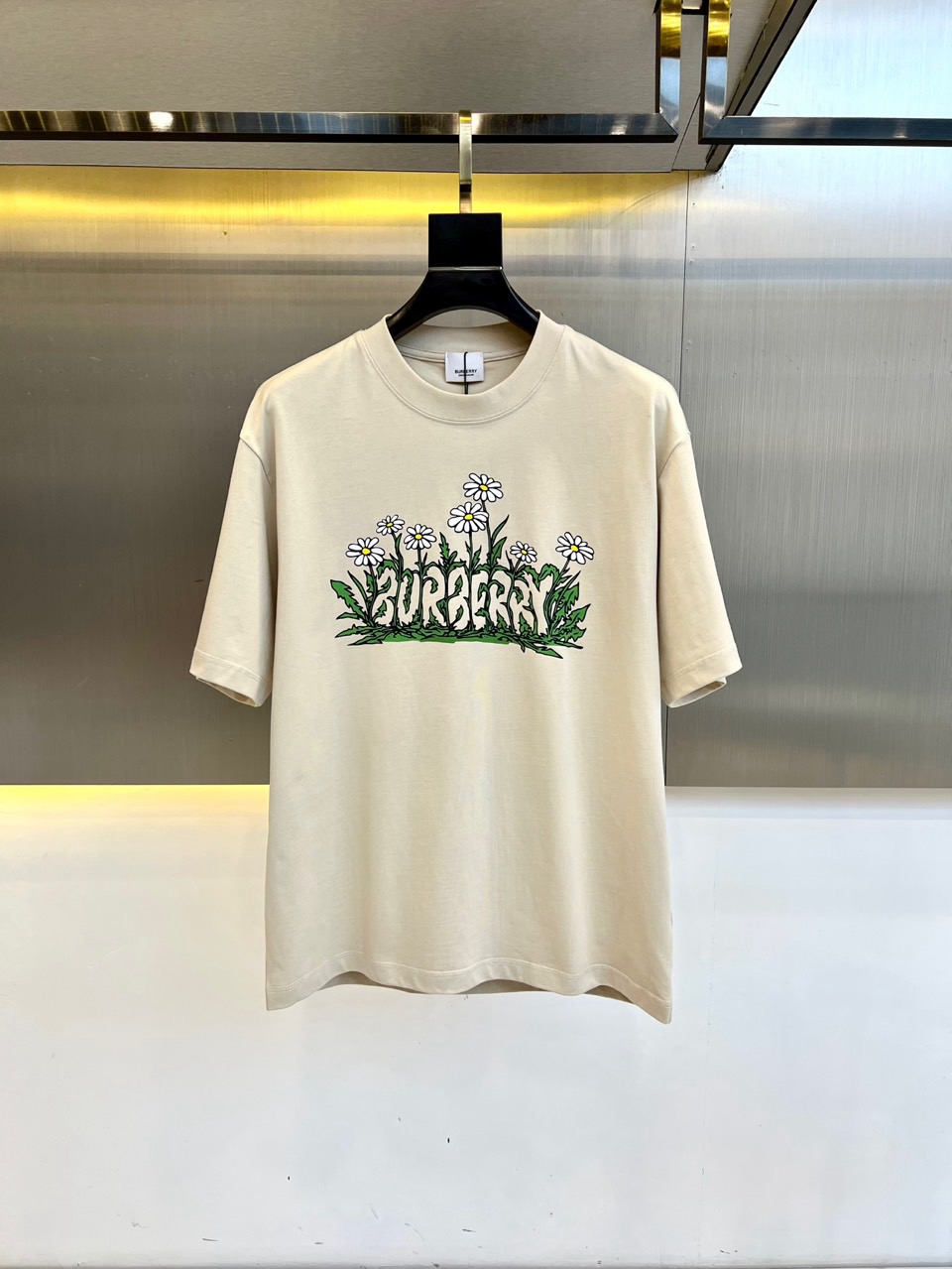 
巴宝莉、2025春夏全新系列单品上线，非常时髦前卫的一款男短袖T恤，三标齐全、醒目的logo图案修饰！