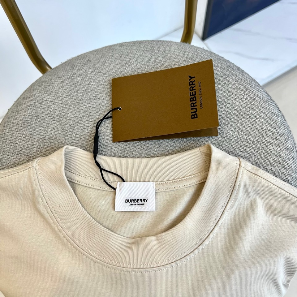 
巴宝莉、2025春夏全新系列单品上线，非常时髦前卫的一款男短袖T恤，三标齐全、醒目的logo图案修饰！