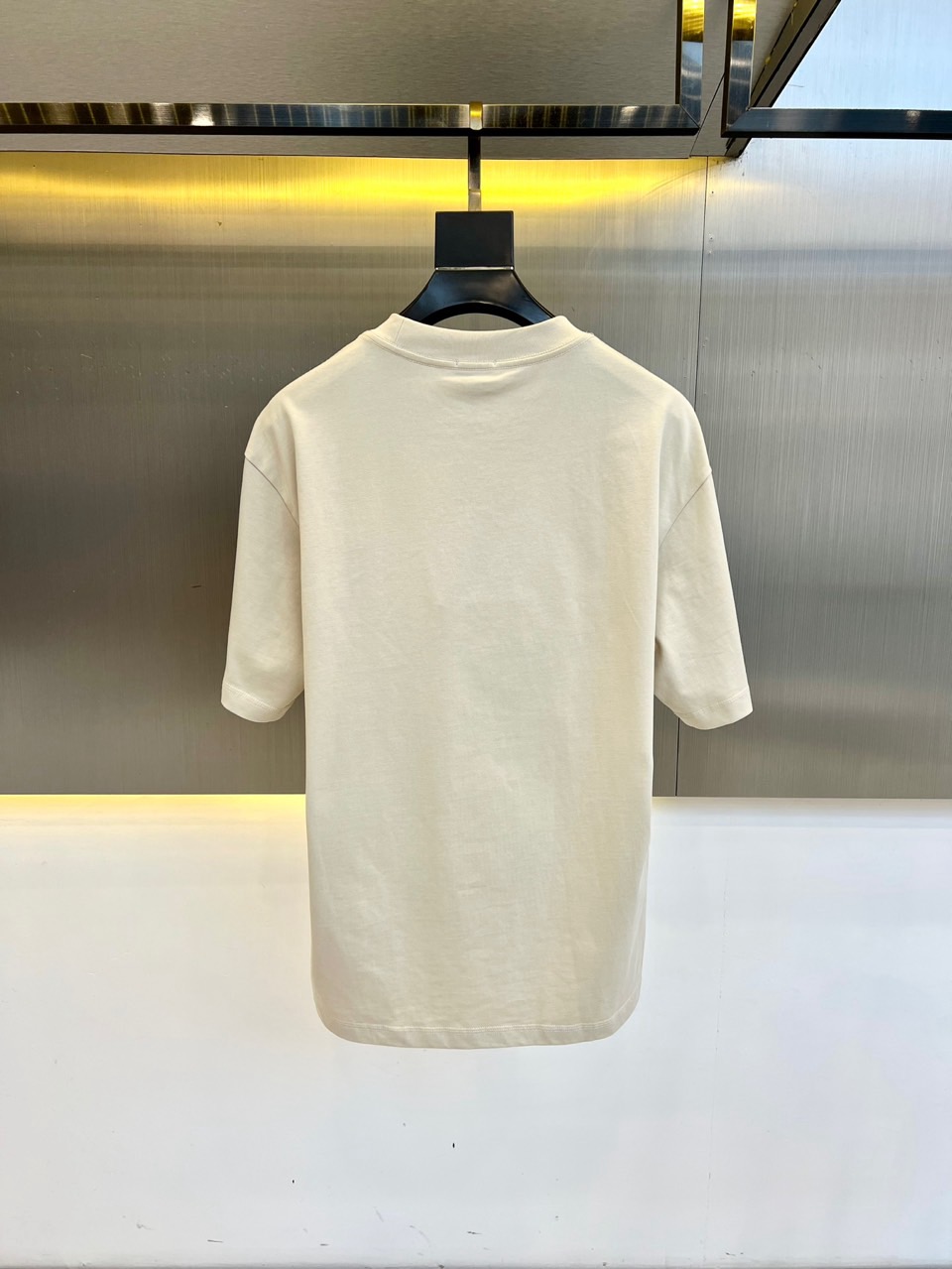 
巴宝莉、2025春夏全新系列单品上线，非常时髦前卫的一款男短袖T恤，三标齐全、醒目的logo图案修饰！