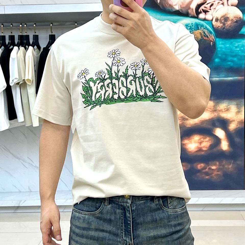 
巴宝莉、2025春夏全新系列单品上线，非常时髦前卫的一款男短袖T恤，三标齐全、醒目的logo图案修饰！