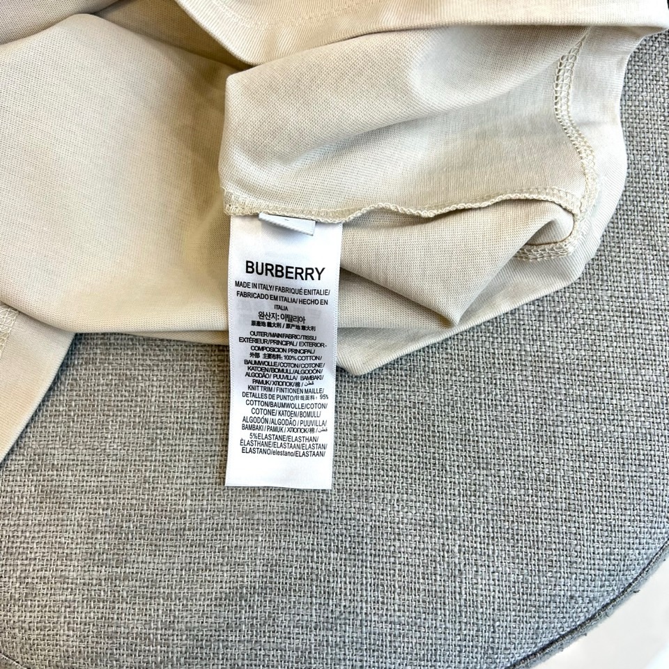 
巴宝莉、2025春夏全新系列单品上线，非常时髦前卫的一款男短袖T恤，三标齐全、醒目的logo图案修饰！