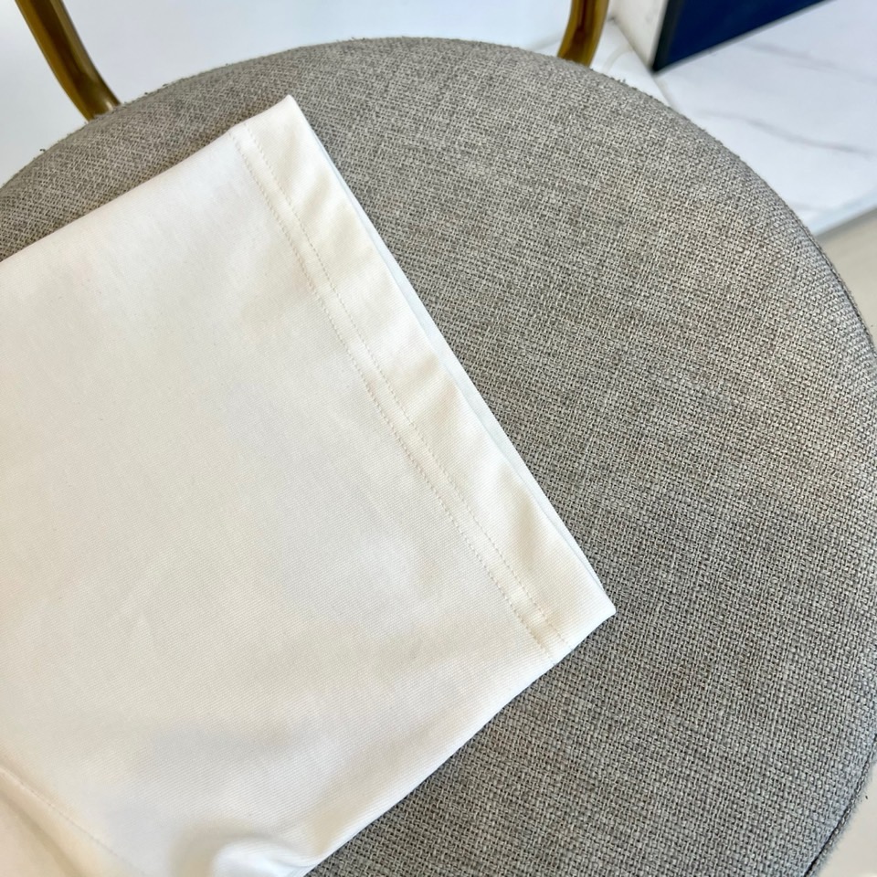 
巴宝莉、2025春夏全新系列单品上线，非常时髦前卫的一款男短袖T恤，三标齐全、醒目的logo图案修饰！