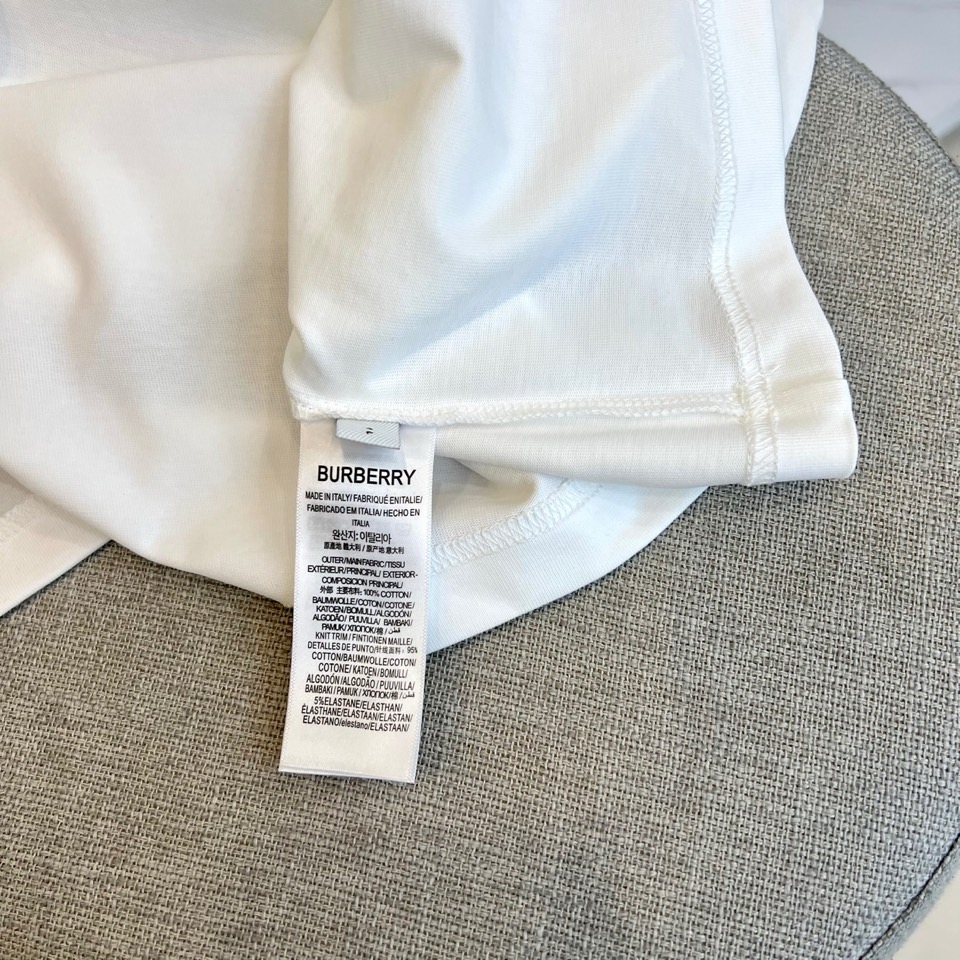 
巴宝莉、2025春夏全新系列单品上线，非常时髦前卫的一款男短袖T恤，三标齐全、醒目的logo图案修饰！