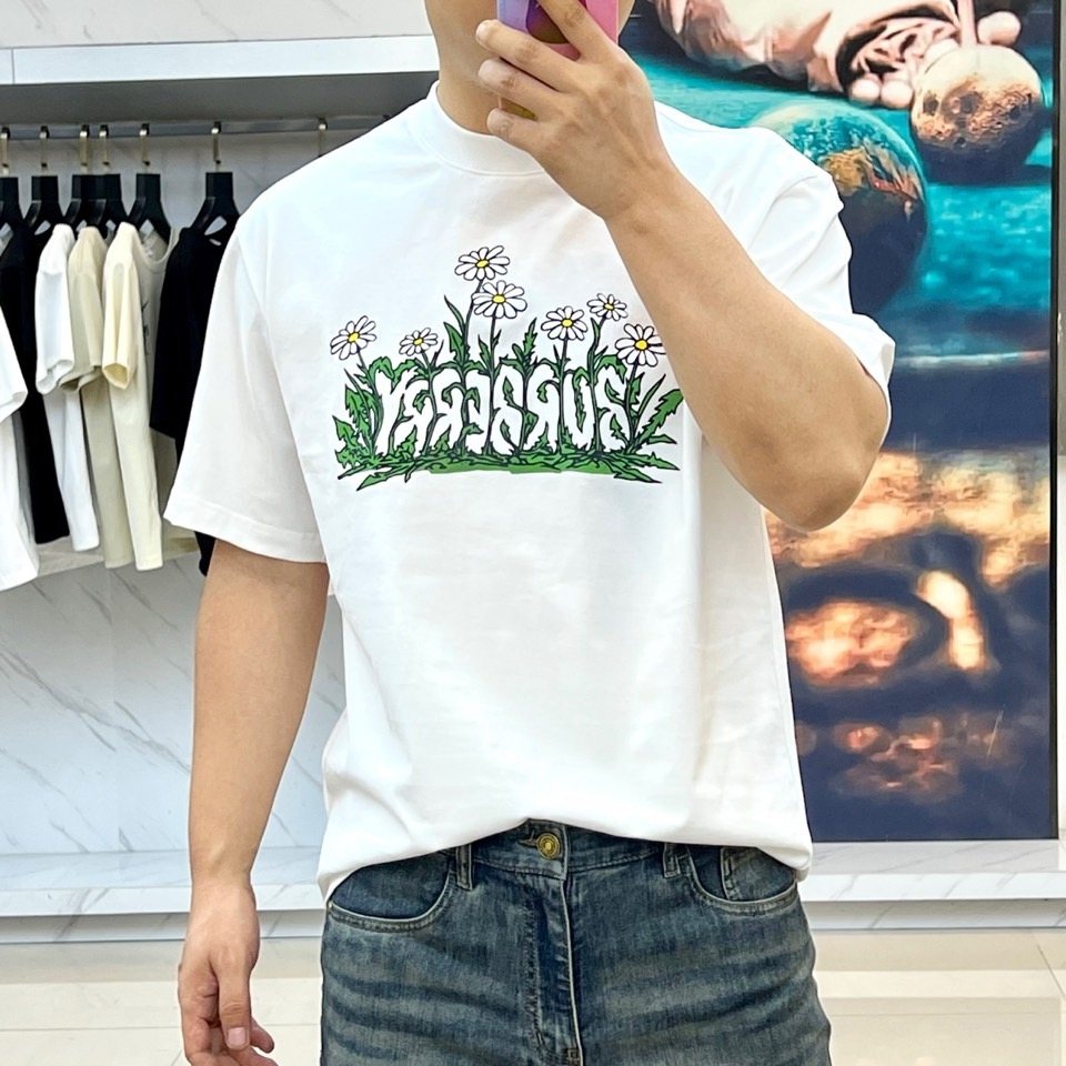 
巴宝莉、2025春夏全新系列单品上线，非常时髦前卫的一款男短袖T恤，三标齐全、醒目的logo图案修饰！