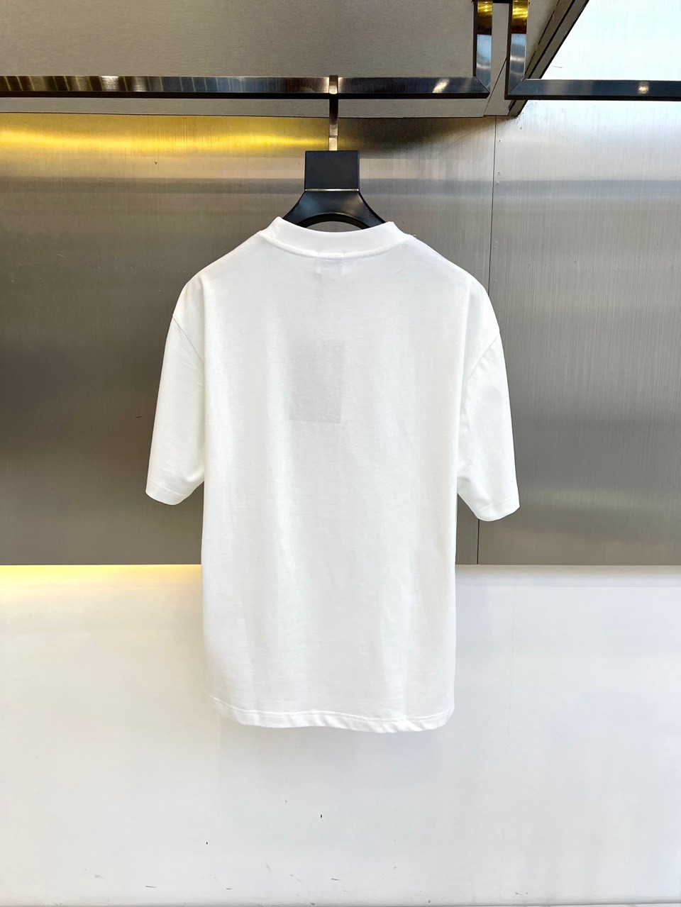 
巴宝莉、2025春夏全新系列单品上线，非常时髦前卫的一款男短袖T恤，三标齐全、醒目的logo图案修饰！