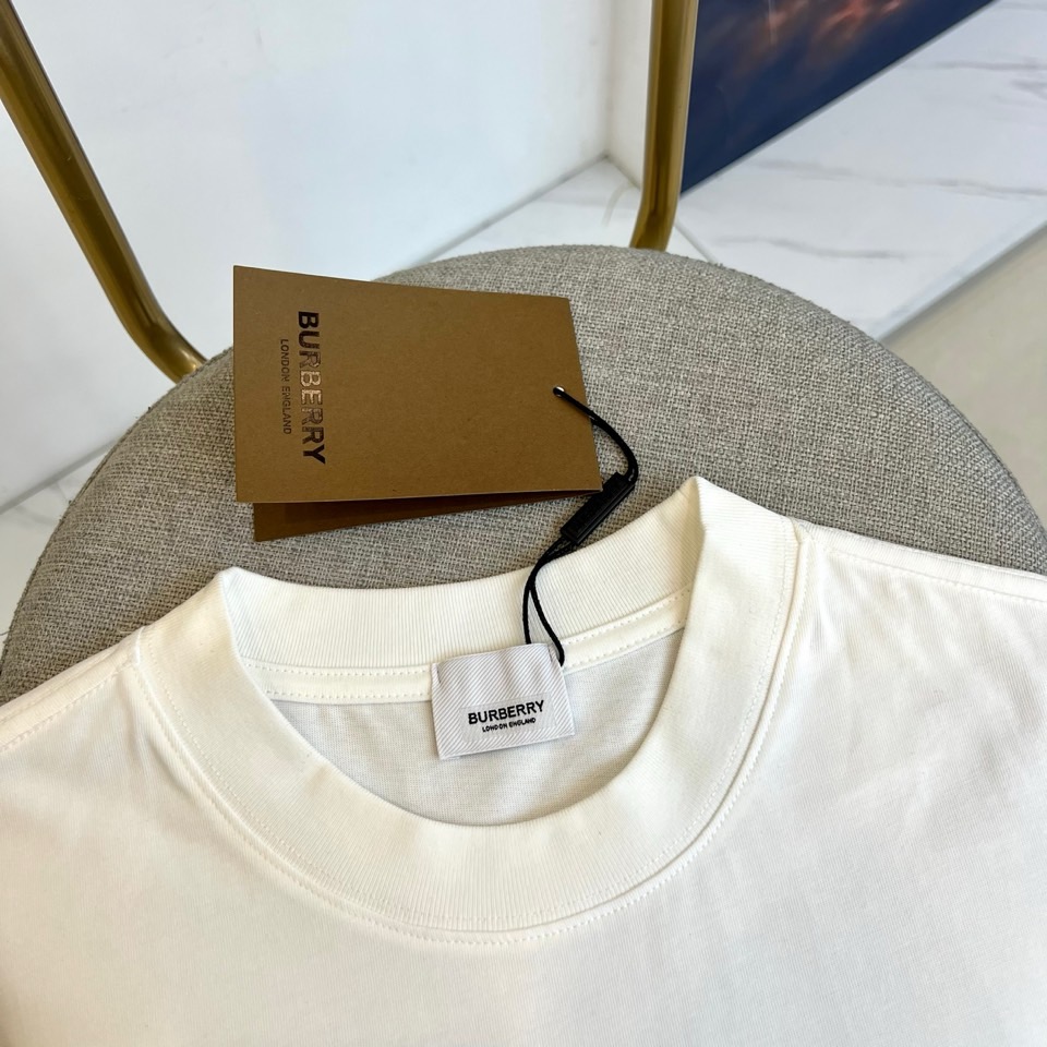 
巴宝莉、2025春夏全新系列单品上线，非常时髦前卫的一款男短袖T恤，三标齐全、醒目的logo图案修饰！