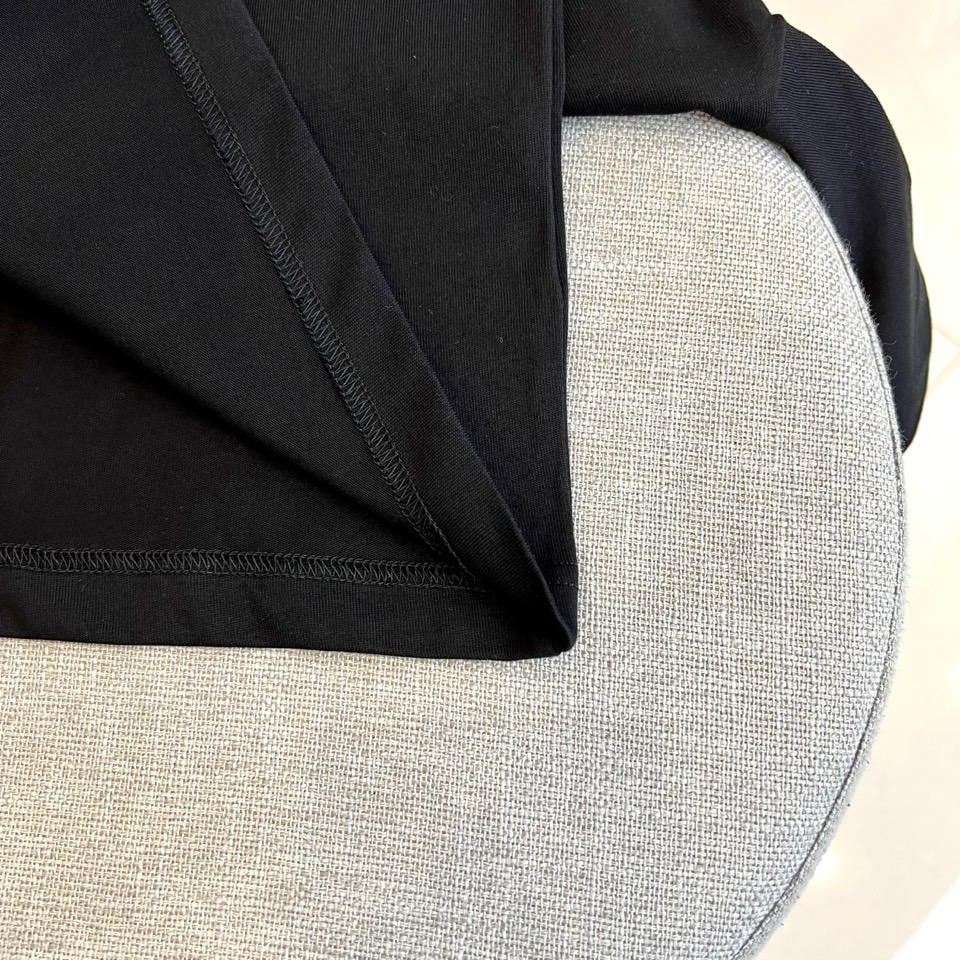 
Dior、2025春夏全新系列单品上线，非常时髦前卫的一款男短袖T恤，三标齐全、醒目的logo图案修饰