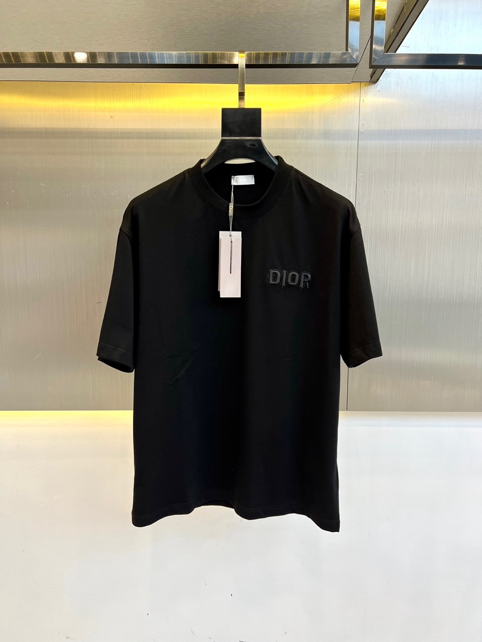 
Dior、2025春夏全新系列单品上线，非常时髦前卫的一款男短袖T恤，三标齐全、醒目的logo图案修饰