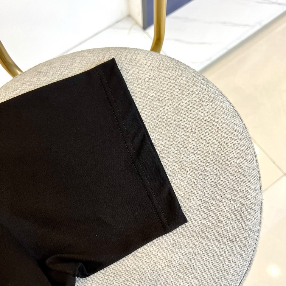 
Dior、2025春夏全新系列单品上线，非常时髦前卫的一款男短袖T恤，三标齐全、醒目的logo图案修饰
