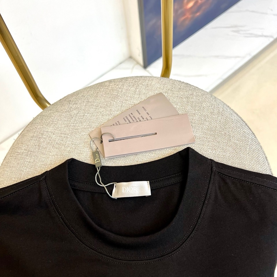 
Dior、2025春夏全新系列单品上线，非常时髦前卫的一款男短袖T恤，三标齐全、醒目的logo图案修饰