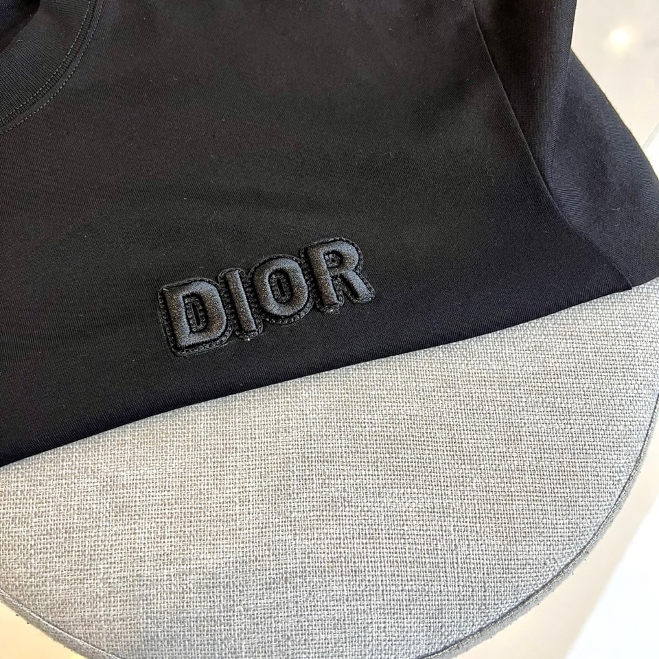 
Dior、2025春夏全新系列单品上线，非常时髦前卫的一款男短袖T恤，三标齐全、醒目的logo图案修饰