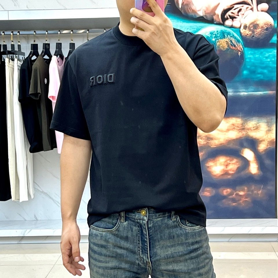 
Dior、2025春夏全新系列单品上线，非常时髦前卫的一款男短袖T恤，三标齐全、醒目的logo图案修饰