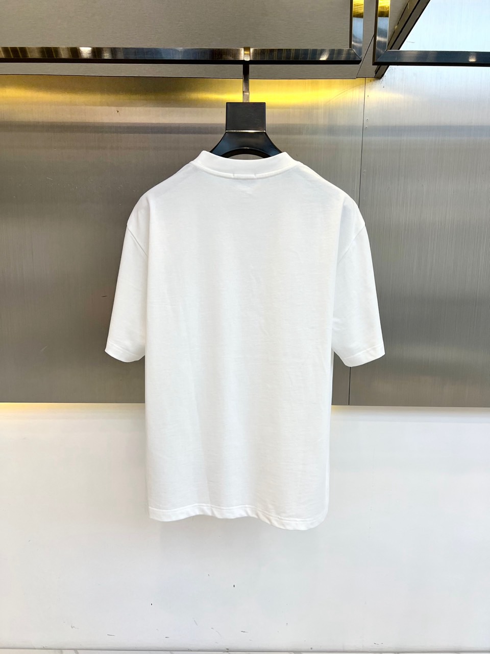 
Dior、2025春夏全新系列单品上线，非常时髦前卫的一款男短袖T恤，三标齐全、醒目的logo图案修饰