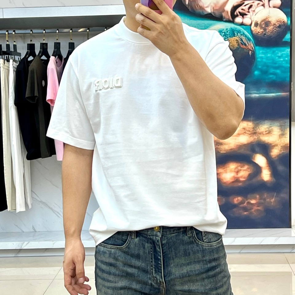 
Dior、2025春夏全新系列单品上线，非常时髦前卫的一款男短袖T恤，三标齐全、醒目的logo图案修饰